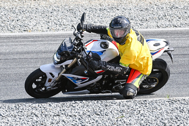 Maik_auf_Motorrad_klein